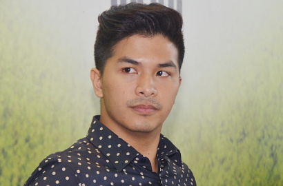Histeris, Glenn Alinskie Rela Nyebur Laut untuk Rayakan 2 Juta Followers