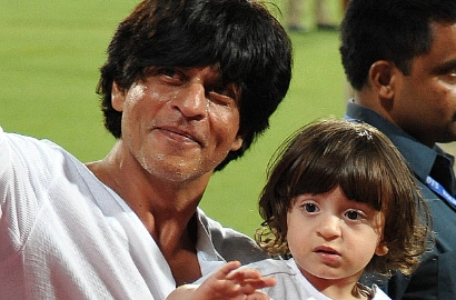 Ayah Cerdas, Ini Cara Shahrukh Khan Manfaatkan Macet Bareng AbRam