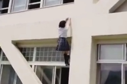 Telat ke Sekolah, Murid Jepang Ini Masuk Kelas Pakai Jurus Ninja