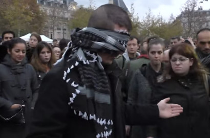 Kirim Pesan 'Saya Muslim, Tapi Bukan Teroris', Pria Ini Bikin Nangis Warga Paris