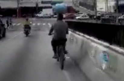 Naik Sepeda Sambil Bawa Tabung Gas di Kepala, Pria Ini Hebohkan Medsos