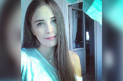 Cantik Menggoda, Selin Sezgin 'Melek' Pose dengan Gaun Seksi