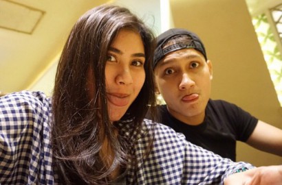 Romantisnya Juan Christian Main Gitar di Hadapan Syahnaz Sadiqah