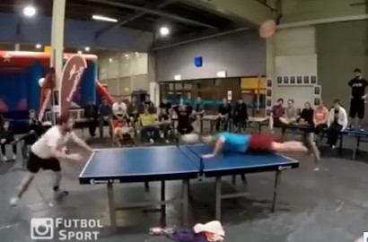 Konyol Tapi Seru, Dua Pria Ini Main Ping Pong Pakai Bola Sepak