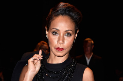 Dukung Suami, Jada Pinkett Smith Pamer Dada di Latin Grammy Awards 2015