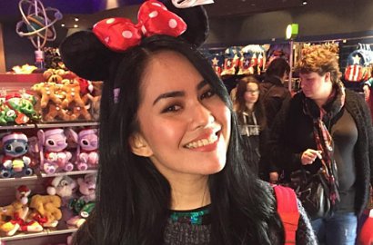Liburan Sambil Pamer Punggung Seksi, Kartika Putri Bikin Gagal Fokus