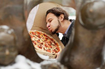 Bosan Jomblo, Seorang Pria Rusia Pilih Nikahi Pizza
