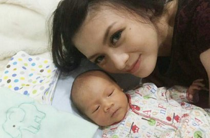 Pintarnya Bayi Kecil Donita Bangun dan Temani Adi Nugroho Shalat Subuh