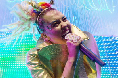 Rilis MV 'Lighter', Tubuh Telanjang Miley Cyrus Tertutup Cahaya Warna-Warni