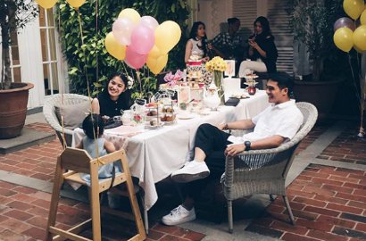 Rayakan Ultah Istri, Ricky Harun Pamer Foto Ciuman Unyu