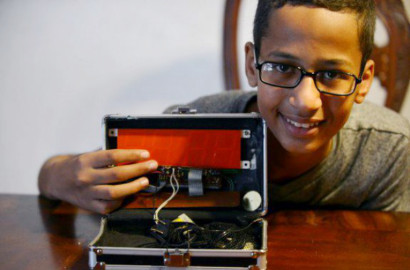 'Bocah Jam' Ahmed Mohamed Bakal Tuntut 204 Triliun ke Sekolah dan Kota