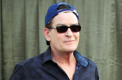 Selain Positif HIV, Charlie Sheen Juga Punya Video Seks dengan Pria?