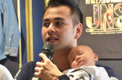 Kompaknya Gaya Imut Raffi Ahmad dan Rafathar Saat Tidur Bareng