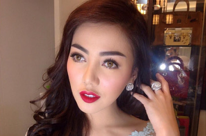 Usai Pamer Belahan Dada dan Paha, Bella Shofie Foto Selfie Pakai Mukena