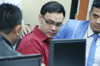 Tangan Diborgol, Sandy Tumiwa Ogah Berkomentar Usai Ditangkap