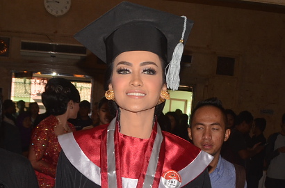 Julia Perez Ngamuk Dituduh Lulus Karena Beli Skripsi Seharga Rp 20 Juta