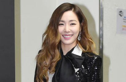 Pose Tiduran, Tiffany Polos di Teaser Foto 'Dear Santa' Taetiseo