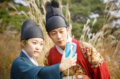 Syuting 'Splash', Kim Seul Gi Selfie Seru Bareng Doo Joon