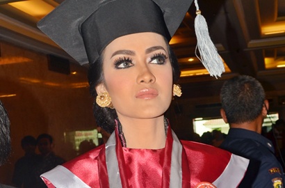 Wow, Julia Perez Dapat Hadiah Wisuda Kebaya Anne Avantie Seharga Mobil