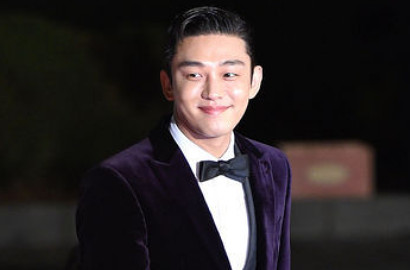 Jadi Fanboy, Yoo Ah In Ikut Nyanyi AOA 'Heart Attack' di Blue Dragon Film 2015