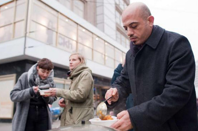 Pengungsi Suriah Beri Makan Tunawisma di Jerman Sebagai 'Balas Budi'