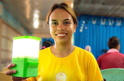 Keren, Cewek Ini Ciptakan Lampu Berdaya Air Garam