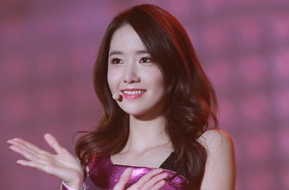 Foto Yoona Bantu Dorong Staf di Kursi Roda Ini Bikin Netter Terharu