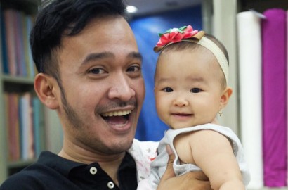 Lucunya Cara Bayi Thalia Tunjukkan Kasih Sayang untuk Ruben Onsu