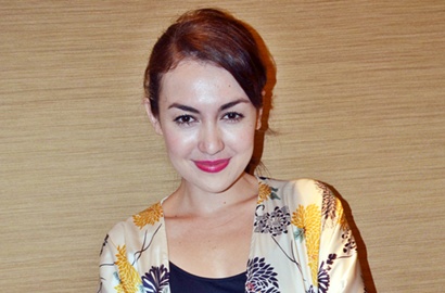Gaun 'Darah' Fita Anggriani dan Rianti Cartwright Glamor di SCTV Awards 2015
