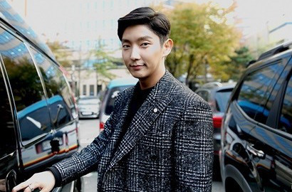 Tak Lagi Pakai Hanbok, Gantengnya Lee Jun Ki Klimis di 'Date! Mr. Right'
