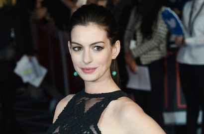 Hamil Anak Pertama, Anne Hathaway Tertawa Bahagia Pamer Perut Buncit