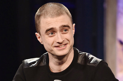 Daniel Radcliffe Cemburui Kostum Eddie Redmayne di Film Spin-off 'Harry Potter'