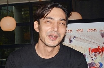 Abimana Aryasatya Dilarang Senyum Demi Perannya di 'Negeri Van Oranje'
