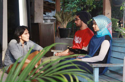 Bella Ceria, Vino Bastian-Reza Rahadian Malah Berantem di Poster 'Talak Tiga'