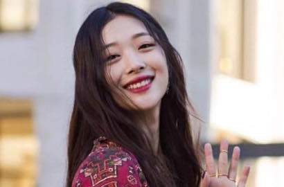 Pamer Senyum Misterius, Sulli Malah Dibilang Mirip Hantu Gila