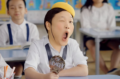 Gaet CL 2NE1, PSY Jadi Bocah dan Genit ke Ha Ji Won di MV 'DADDY'