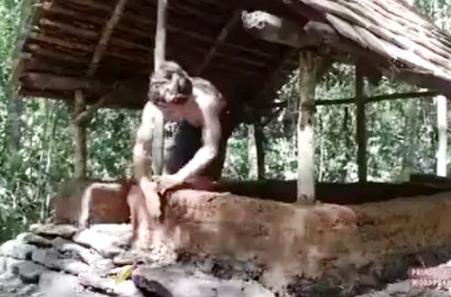 Bikin Rumah Hingga Perapian, Intip Cara Pria Ini Bertahan di Hutan Sendirian