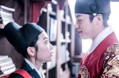 Doo Joon-Kim Seul Gi Lari-Larian di Tengah Hujan di Trailer 'Splash Splash Love'