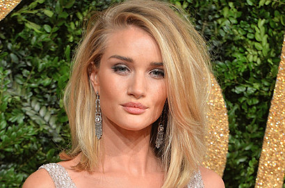 Rosie Huntington-Whiteley Tampil Bugil untuk Rumah Mode Burberry