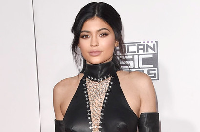Foto Super Seksi di Atas Kursi Roda, Kylie Jenner Langsung Dikecam Netter