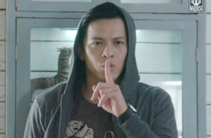 Ariel NOAH Ngumpet di Rumah Sheryl Sheinafia di MV 'Kutunggu Kau Putus'