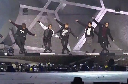 'Drop That' Hingga Duel Lightsaber, EXO Super Badass di MAMA 2015