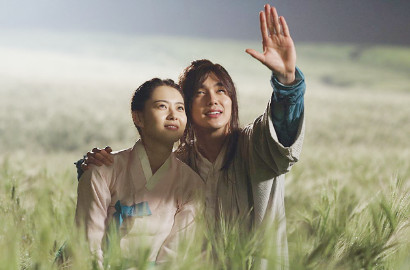 Bikin Iri, Yoo Seung Ho-Go Ara Romantis di Lokasi Syuting 'Joseon Magician'