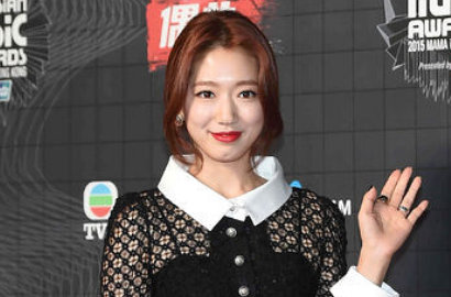Iklankan Tas, Park Shin Hye Pose Anggun dan Sensual untuk Bruno Magli