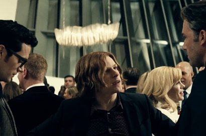 Cueki Lex Luthor, Superman Hancurkan Batman di Trailer 'Batman v Superman'