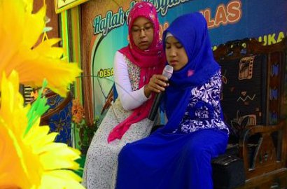 Hebatnya Gadis Tanpa Lengan Ini Bisa Main Piano dan Menyanyi