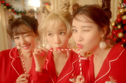 Sambut Natal, Taetiseo Seksi Saat Pesta Piyama di MV 'Dear Santa'