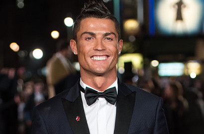 Tertangkap Kamera Mesra Bareng Pria, Cristiano Ronaldo Gay?