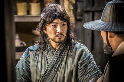 Kerennya Song Il Gook Dihiasi Langit Berbintang di Poster 'Jang Young Sil'