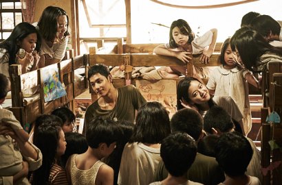 Siwan dan Go Ah Sung Akrab dengan Korban Perang di Poster 'Oppa's Thought'
